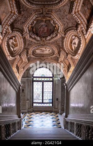 Blick auf die goldene Treppe im Dogenpalast, Palazzo Ducale, Scala D'oro, San Marco, Venedig, Venetien, Italien, Europa Stockfoto