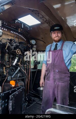 Treiber der Ivatt 46512 Lokomotive am Bahnhof Aviemore Stockfoto