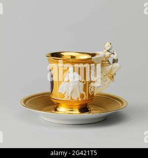 Tasse und Untertasse mit Porträts von Philips, Graf von Flandern und Maria van Hohenzollern-Sigmaringen. Tasse und Untertasse aus Porzellan. Der Kopf ist bunt bemalt mit den Porträts von Philips, dem Grafen von Flandern und seiner Frau Maria von Hohenzollern-Sigmaringen. Zusätzlich zu den Porträts auf den Köpfen in Keksrelief Hercules (?) Mit dem Löwen und Europa (?) Mit dem Stier. Die Ohren in Form einer geflügelten Figur in Keks, die ein glasiertes Wappen auf dem Schuss mit gekrönten Bündnisarmen des Paares und der sinnvollen Nichte ohne Gott hält. Auf der Schüssel in der Mitte das gekrönte Monogramm Stockfoto