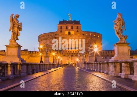 Schloss und Brücke von Santangelo bei Nacht beleuchtet, Rom, Italien Stockfoto