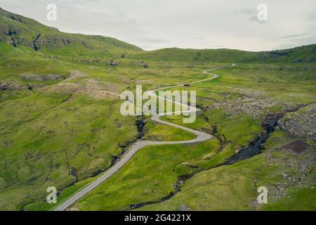 Kurvenreiche Straße nach Norðradalur auf Streymoy, Färöer-Inseln Stockfoto