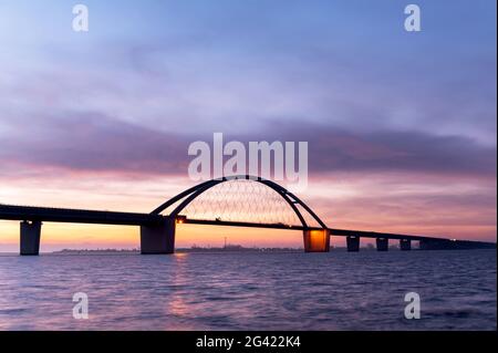 Blick auf die Fehmarsundbrücke zur blauen Stunde am Morgen, Fehmarn, Ostholstein, Schleswig-Holstein, Deutschland Stockfoto