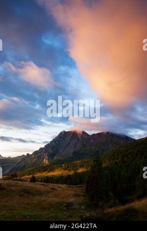 Sonnenaufgang auf dem Monte Bivera in den östlichen Karnischen Alpen in der Provinz Udine in der Region Friaul-Julisch Venetien. Italien Stockfoto