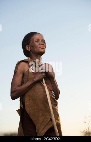 Porträts von Menschen aus dem Stamm der Buschmänner Naro. Botswana ist die Heimat von etwa 63,500 San, was etwa 2.8 % der Bevölkerung des Landes ausmacht und damit das Land mit der höchsten Bevölkerung von San ist. Die San-Völker (auch Saan) oder Buschmänner sind Mitglieder verschiedener Khoe-, Tuu- oder Kxʼa-sprechender indigener Jäger- und Sammlergruppen, die die ersten Nationen des südlichen Afrikas sind. Botswana. Stockfoto