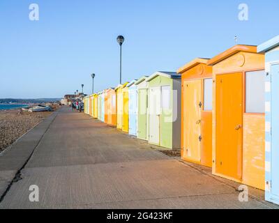 Ansicht der Strandhütten auf Seaford Promenade in Sussex Stockfoto