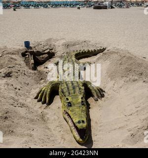 Krokodil Sand Skulptur am Strand in Marbella Stockfoto