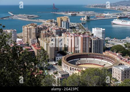 Blick auf den Hafen und die Stierkampfarena in Malaga Stockfoto