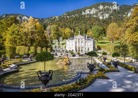 Wasserparterre und Schloss Linderhof, Ettal, Allgäu, Bayern, Deutschland Stockfoto