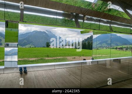 Blick vom Spiegelhaus, Spiegelhaus, Architekt: Doug Aitken, Gstaad, Simmental, Berner Alpen, Bern, Schweiz Stockfoto