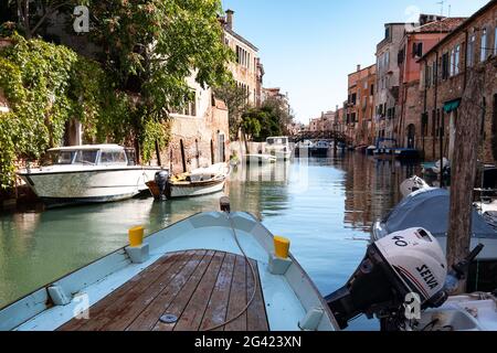 Blick auf einen Kanal mit Booten in Cannaregio, Venedig, Venetien, Italien, Europa Stockfoto