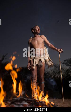 Porträts von Menschen aus dem Stamm der Buschmänner Naro. Botswana ist die Heimat von etwa 63,500 San, was etwa 2.8 % der Bevölkerung des Landes ausmacht und damit das Land mit der höchsten Bevölkerung von San ist. Die San-Völker (auch Saan) oder Buschmänner sind Mitglieder verschiedener Khoe-, Tuu- oder Kxʼa-sprechender indigener Jäger- und Sammlergruppen, die die ersten Nationen des südlichen Afrikas sind. Botswana. Stockfoto