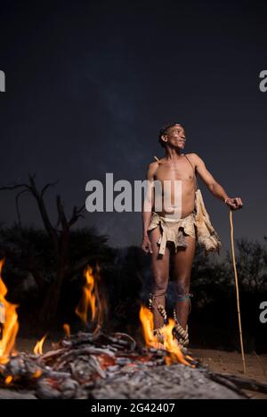 Porträts von Menschen aus dem Stamm der Buschmänner Naro. Botswana ist die Heimat von etwa 63,500 San, was etwa 2.8 % der Bevölkerung des Landes ausmacht und damit das Land mit der höchsten Bevölkerung von San ist. Die San-Völker (auch Saan) oder Buschmänner sind Mitglieder verschiedener Khoe-, Tuu- oder Kxʼa-sprechender indigener Jäger- und Sammlergruppen, die die ersten Nationen des südlichen Afrikas sind. Botswana. Stockfoto