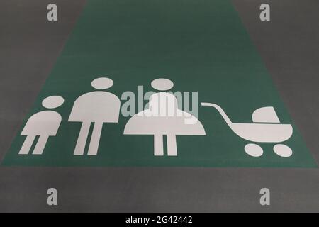 Schild auf der Etage der Tiefgarage gezeichnet - Plätze für Familien mit Kindern. Stockfoto