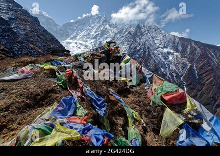 Gebetsfahnen über dem Kloster Tengboche in Solo Khumbu, Nepal, Himalaya, Asien. Stockfoto