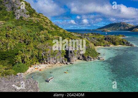 Luftaufnahme der Passagiere des Kreuzfahrtschiffs MV Reef Endeavour (Captain Cook Cruises Fiji), die sich entspannen und Wassersportarten auf der Blauen Lagune genießen Stockfoto