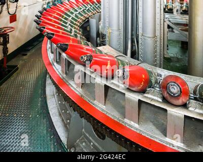 Zeughaus voller Muscheln auf HMS Belfast Stockfoto