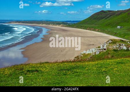 Tolles Wetter und der herrliche Strand in Rhossili, The Gower, South Wales im Sommer Stockfoto