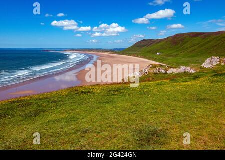 Tolles Wetter und der herrliche Strand in Rhossili, The Gower, South Wales im Sommer Stockfoto