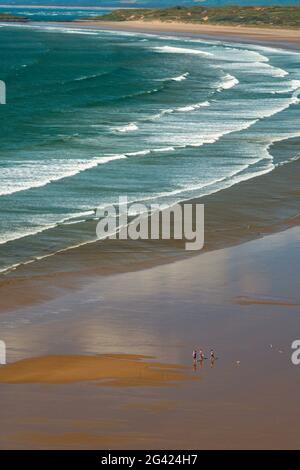 Tolles Wetter und der herrliche Strand in Rhossili, The Gower, South Wales im Sommer Stockfoto