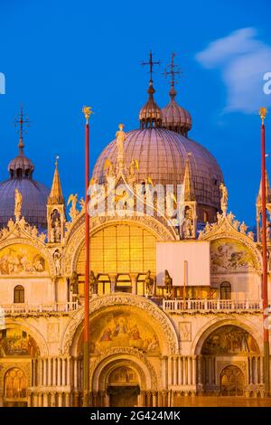 Kuppeln der Markusbasilika bei Nacht, Venedig, Italien Stockfoto