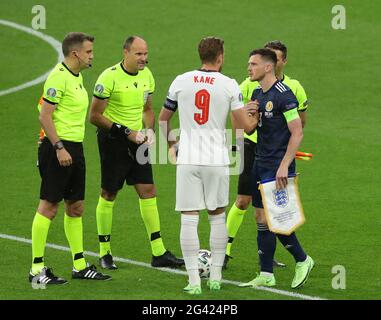 London, Großbritannien. Juni 2021. Die beiden Kapitäne Harry Kane aus England und Andy Robertson aus Schottland werfen die Münze während des UEFA-Europameisterschaftsspiel im Wembley-Stadion in London. Bildnachweis sollte lauten: David Klein / Sportimage Stockfoto