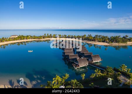 Luftaufnahme der Überwasser-Bungalows im Fiji Marriott Resort Momi Bay bei Sonnenaufgang, Momi Bay, Coral Coast, Viti Levu, Fidschi-Inseln, Südpazifik Stockfoto