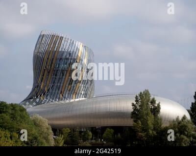 Blick auf La Cite du Vin Gebäude in Bordeaux Stockfoto