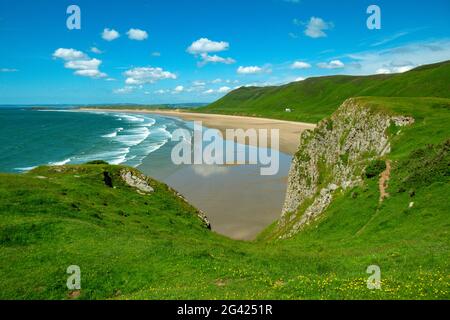 Tolles Wetter und der herrliche Strand in Rhossili, The Gower, South Wales im Sommer Stockfoto