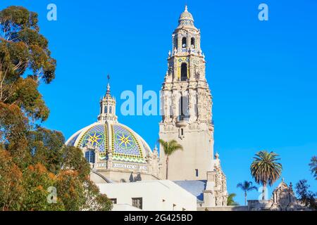 St. Francis Chapel Kuppeln und Glockenturm über dem Museum of man, Balboa Park, San Diego, Kalifornien, USA Stockfoto