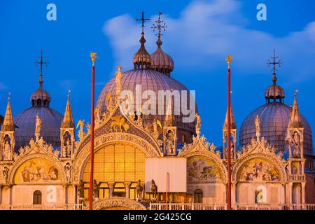 Kuppeln der Markusbasilika bei Nacht, Venedig, Italien Stockfoto