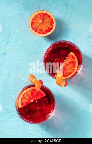 Negroni Cocktail mit Blutorangen, von oben geschossen Stockfoto