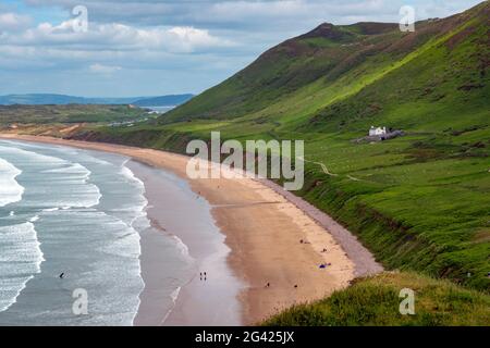 Tolles Wetter und der herrliche Strand in Rhossili, The Gower, South Wales im Sommer Stockfoto