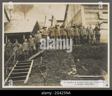 Bataljon von italienischen Bersaglieri für ihre abnehmbaren Kasernen in den Dolomiten; UN Batailon De Bersaglieri Dans Leur Cantonement und Baraques Démontables .. Bersaglieri, ein italienischer Infanterie-Bataljon, posiert für ihre Kasernen. Einige von ihnen tragen die typische Kopfbedeckung dieses Armeeteils, einen schwarz-grünen Hut mit Hahnfedern auf der rechten Seite. Teil des Fotoalbums Medizinische Mission H. de Rothschild an der Italienischen Front 1916. Stockfoto