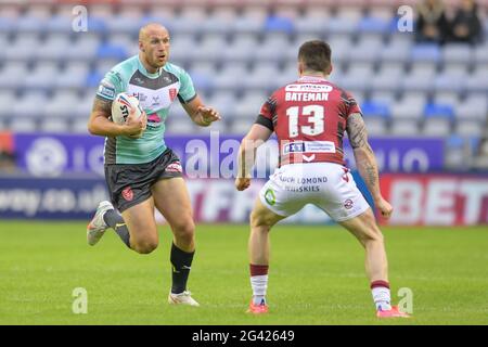 Wigan, Großbritannien. Juni 2021. Wigan, Großbritannien. Juni 2021. Dean Hadley (13) von Hull KR sucht am 6/18/2021 in Wigan, Großbritannien, nach einem Weg an John Bateman (13) von Wigan Warriors vorbei. Quelle: SIPA USA/Alamy Live News Stockfoto