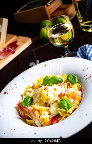 Tagliatelle mit Gorgonzola-Masarpone-Sauce und Schinken. Stockfoto