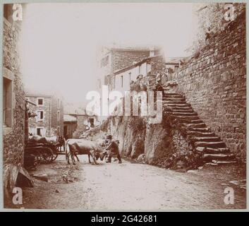 Straße in Chantuges mit Ochsenkarren, Treppen und Kindern. Teil des Fotoalbums eines französischen Amateurfotografen mit Aufnahmen von Reisen in Frankreich, Spanien, Belgien, Luxemburg und den Niederlanden, den ersten Automobilen und Autorassen. Stockfoto