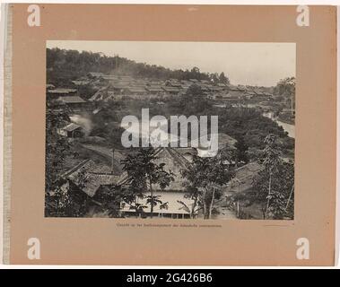 Blick auf das Kühllager der Inlandsfirmen. Blick auf die Häuser der javanischen Bergleute, am Fluss gelegen. Teil des losen Fotoalbums, das die Mitarbeiter der Boekit-ASAM-Kohlebergwerke auf Sumatra am 7. Januar 1922 über den scheidenden Ingenieur-Direktor H. Tromp angeboten haben. Stockfoto