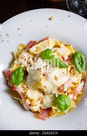 Tagliatelle mit Gorgonzola-Masarpone-Sauce und Schinken. Stockfoto