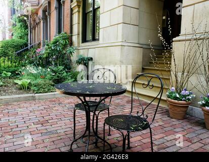 Terrasse und Tisch in der Marlboro Street in Back Bay Boston Stockfoto