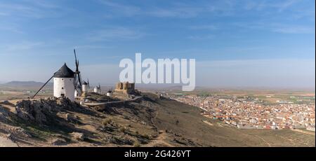 Ein Blick auf die Windmühlen und das Schloss von Consuegra in La Mancha in Zentralspanien Stockfoto