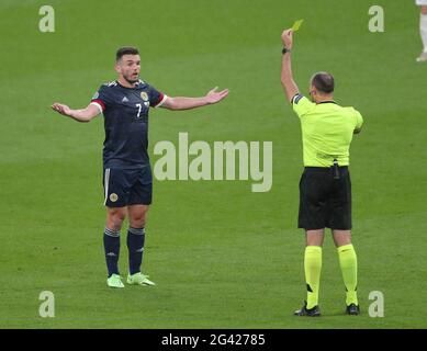 London, Großbritannien. Juni 2021. JOHN MCGINN WIRD VON REF ANTONIO MATEU LAHOZ, ENGLAND V SCHOTTLAND, 2021 gebucht.Quelle: Allstar Picture Library Ltd/Alamy Live News Stockfoto
