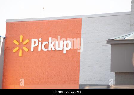 Vidalia, Georgia / USA - 6. Mai 2021: Die Beschilderung von Walmart’s Pick-up Service auf einem Teil ihrer Schaufenster. Stockfoto