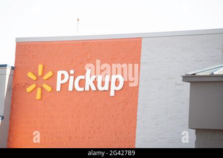Vidalia, Georgia / USA - 6. Mai 2021: Die Beschilderung von Walmart’s Pick-up Service auf einem Teil ihrer Schaufenster. Stockfoto
