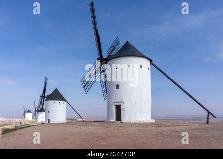 Die Windmühlen von La Mancha in den Hügeln über San Juan de Alcazar Stockfoto