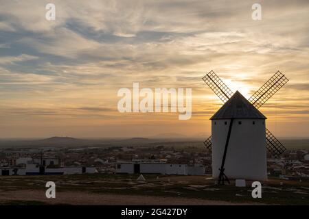 Whiteashed spanische Windmühle über den Ebenen von La Mancha in Zentralspanien bei Sonnenuntergang Stockfoto