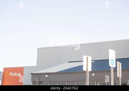 Vidalia, Georgia / USA - 6. Mai 2021: Die Beschilderung von Walmart’s Pick-up Service auf einem Teil ihrer Schaufenster. Stockfoto