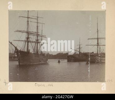 Das Oosterdok in Amsterdam. Foto 2 auf Albumblad 23 aus dem Album 'Amsterdam 1890-1894'. Stockfoto