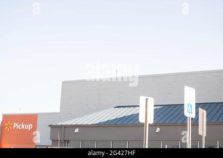 Vidalia, Georgia / USA - 6. Mai 2021: Die Beschilderung von Walmart’s Pick-up Service auf einem Teil ihrer Schaufenster. Stockfoto