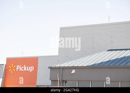 Vidalia, Georgia / USA - 6. Mai 2021: Die Beschilderung von Walmart’s Pick-up Service auf einem Teil ihrer Schaufenster. Stockfoto
