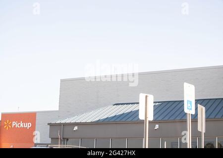Vidalia, Georgia / USA - 6. Mai 2021: Die Beschilderung von Walmart’s Pick-up Service auf einem Teil ihrer Schaufenster. Stockfoto